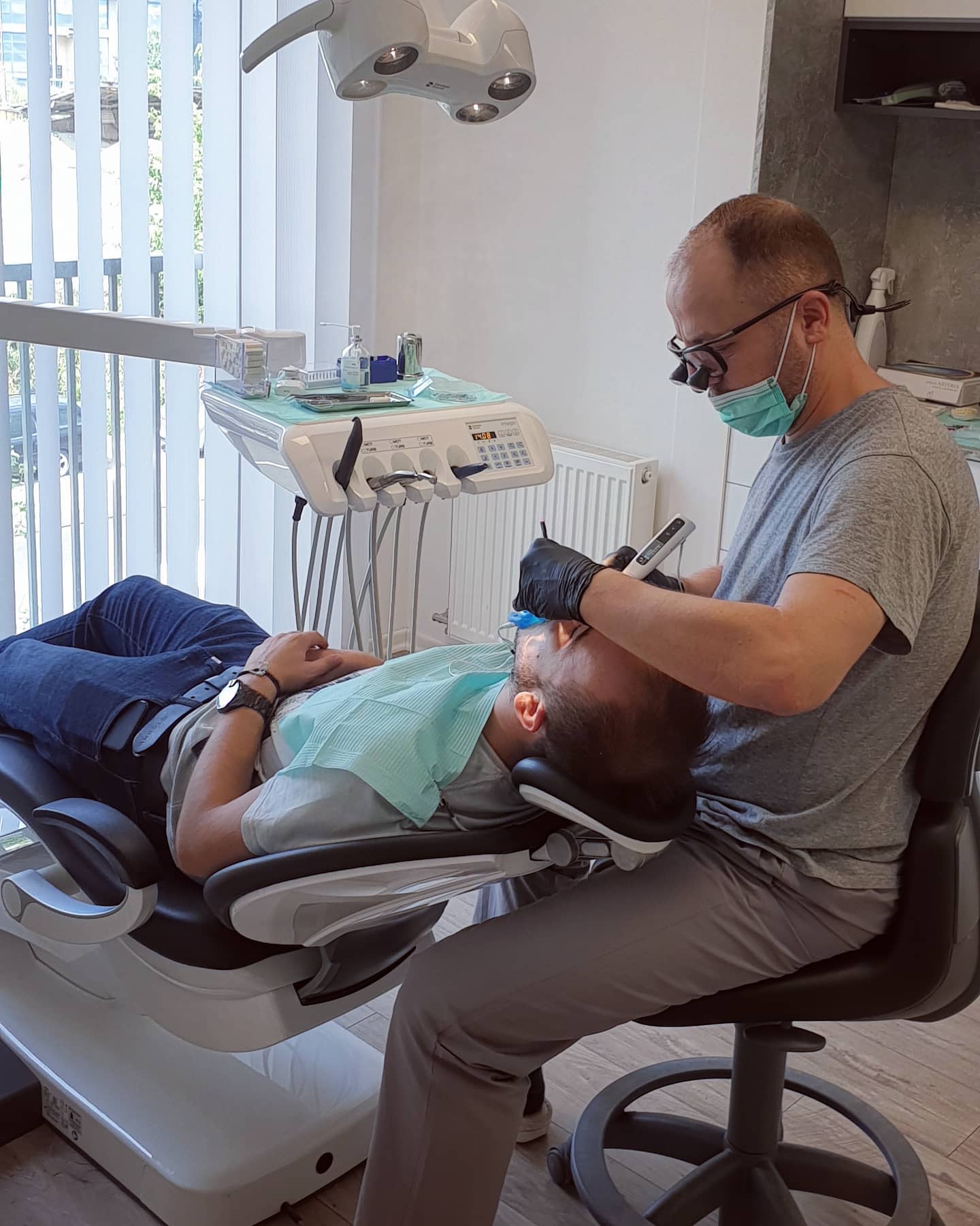 Dentisti duke punuar në një pacient